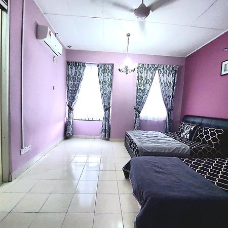 E&A Homestay Klia/ Sepang/ Nilai Екстериор снимка