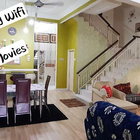 E&A Homestay Klia/ Sepang/ Nilai Екстериор снимка