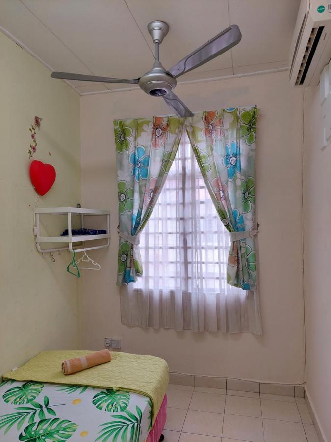 E&A Homestay Klia/ Sepang/ Nilai Екстериор снимка