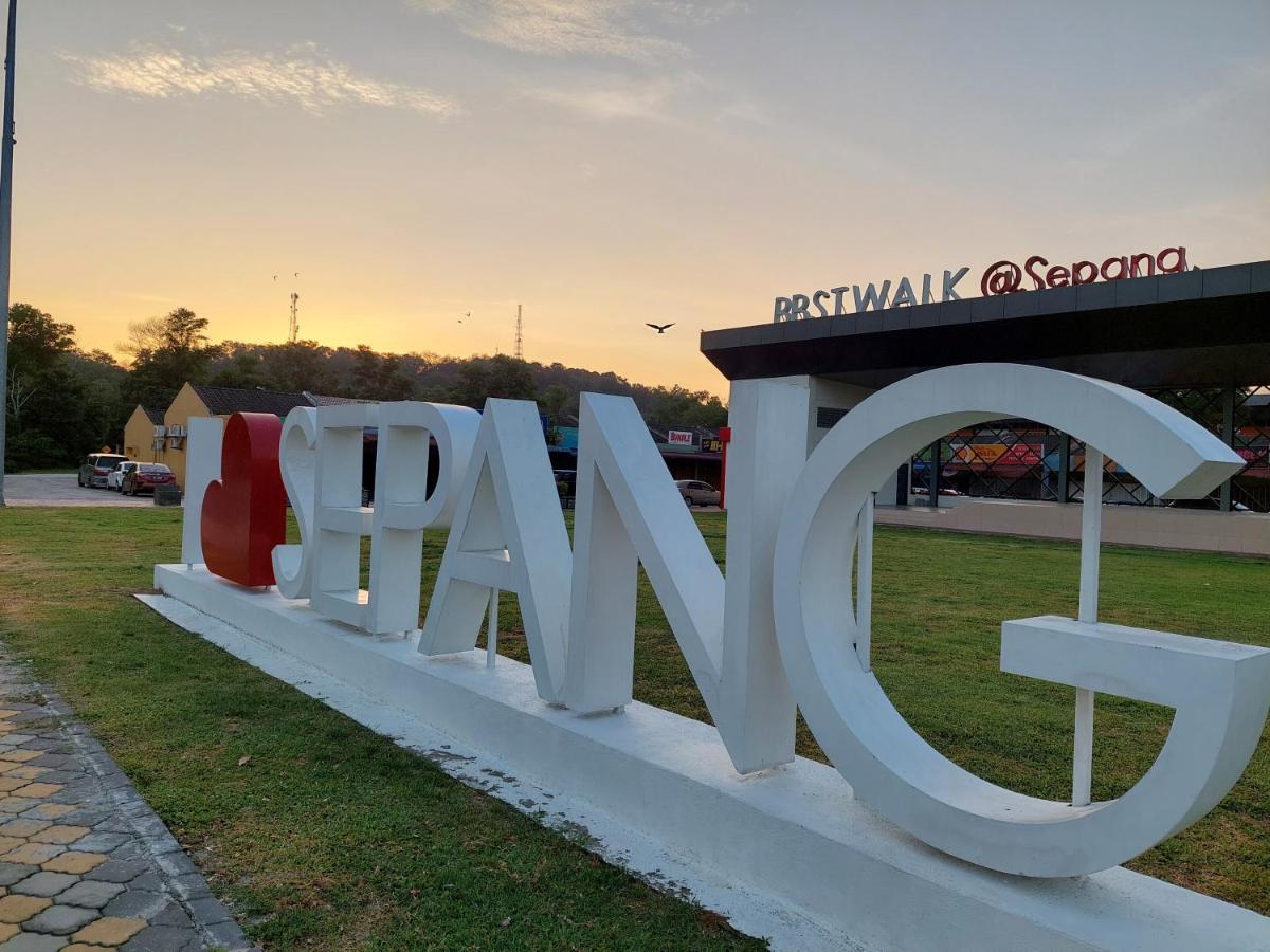 E&A Homestay Klia/ Sepang/ Nilai Екстериор снимка