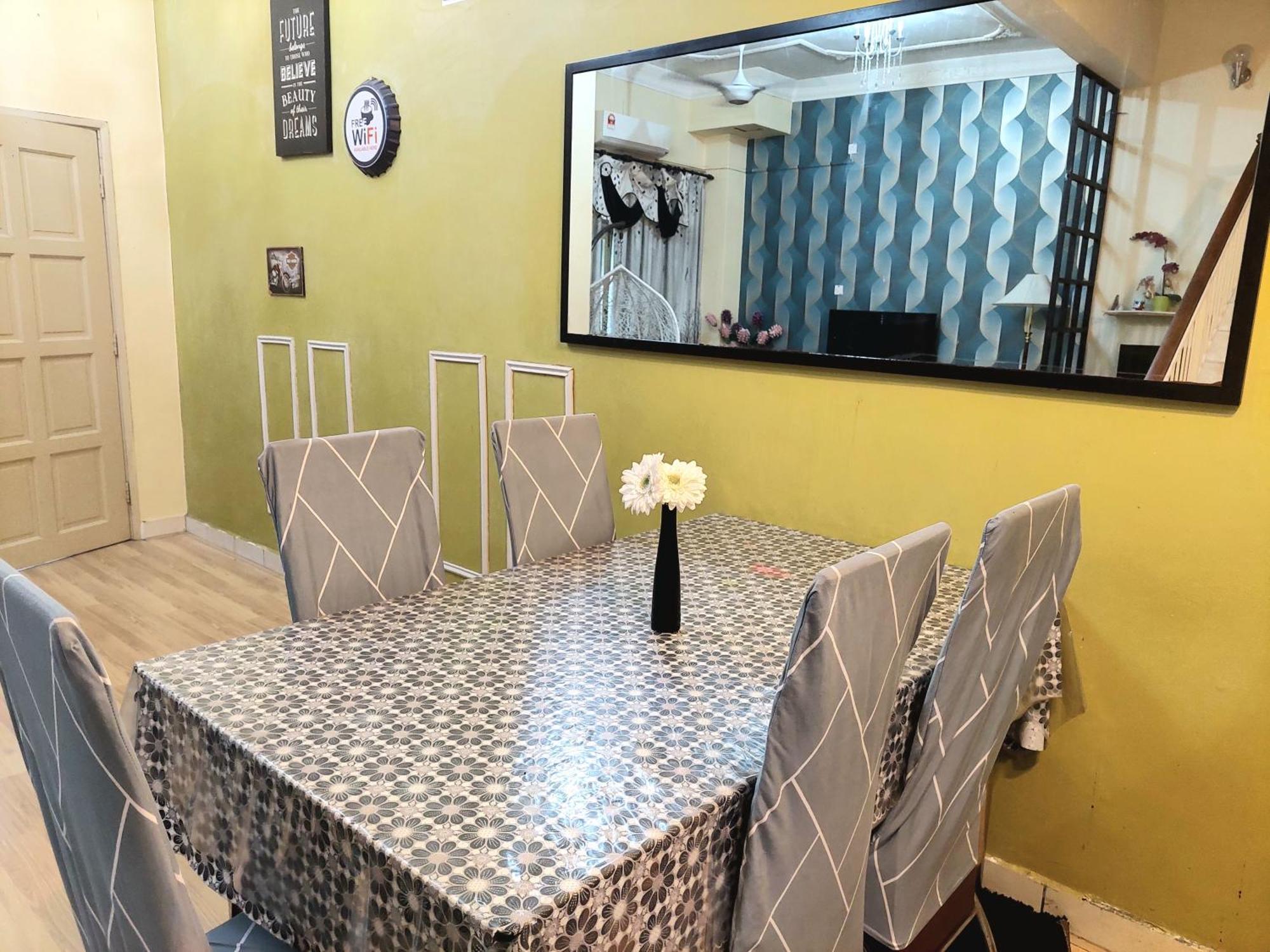 E&A Homestay Klia/ Sepang/ Nilai Екстериор снимка
