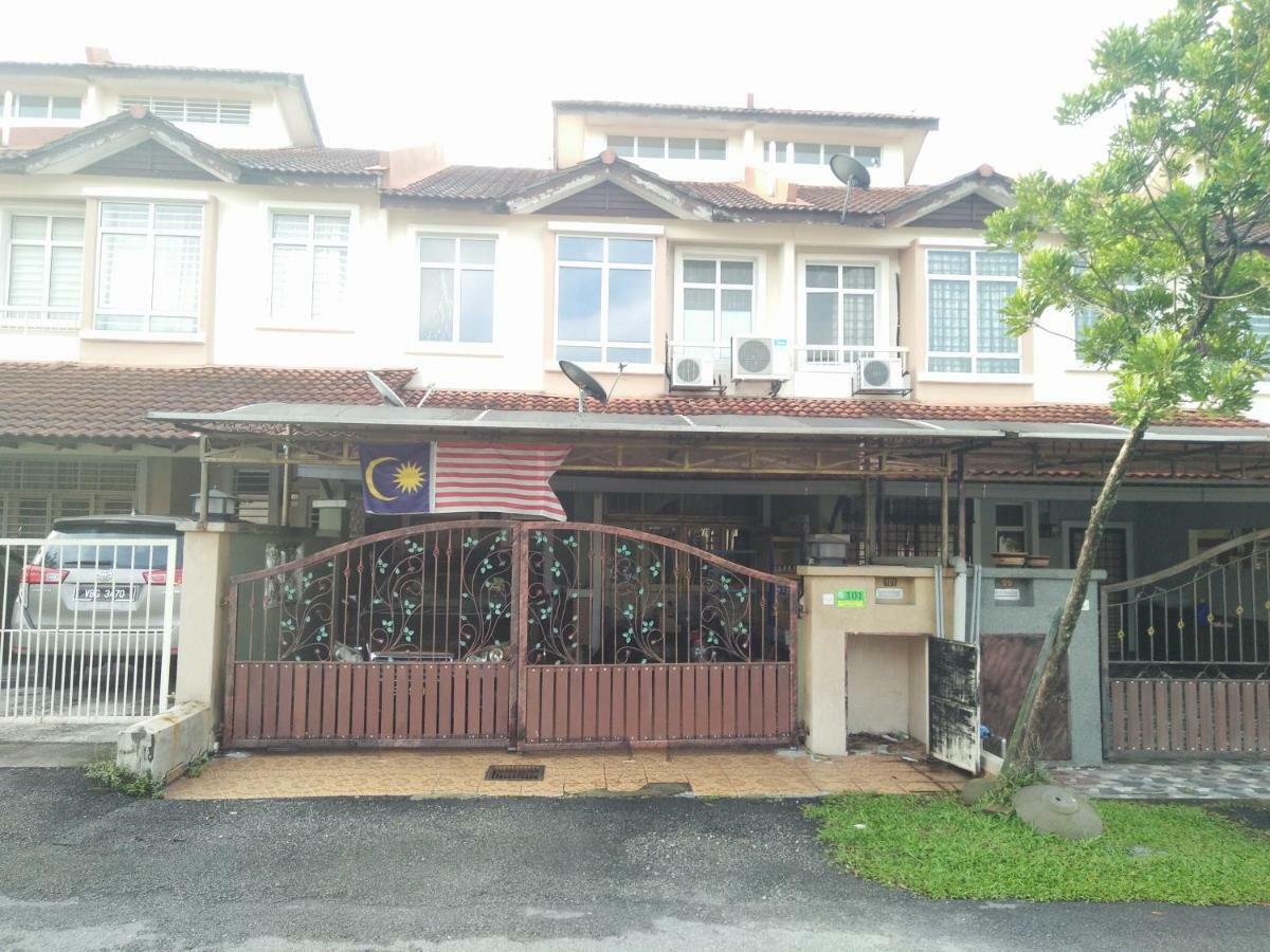 E&A Homestay Klia/ Sepang/ Nilai Екстериор снимка